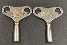 2 ANCIENNES CLES  POUR PENDULE