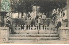 37 VEREZ AF#DC168 LA FONTAINE BACCHUS HABITANTS POSANT DEVANT