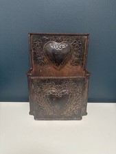 Vide-poche mural en métal repoussé vintage – motif cœur et fleurs 1950 vintage