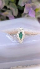 Bague Marquise centrée d'une émmeraude entourée de 12 diamants Or 750 Millième 