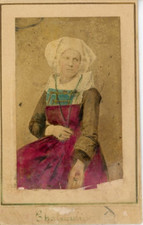 Femme en habit traditionnel