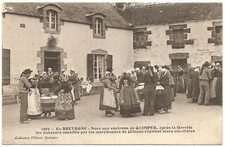 Noce aux env. de QUIMPER (29) - Danseurs assaillis par les marchands de gâteaux