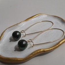 boucles d'oreilles crochets perles noires en coquillage ton paon tahiti 