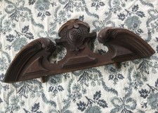 ANCIEN FRONTON EN BOIS SCULPTE