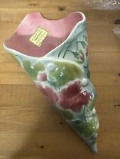 SAINT CLEMENT - BELLE BOUQUETIERE CORNET MURALE EN BARBOTINE AU DECOR FLEURI