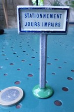 Autre pancarte : décor train ou circuit auto, plomb ou étain, années 60.