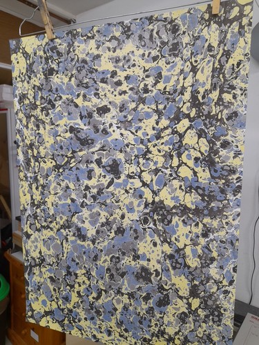 Papier marbré cuve de - à,