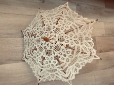 ancienne  ombrelle pour poupée/ dentelle fuseau et main écrue ( F80)