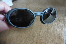 Paire de lunettes de soleil