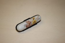 Pilulier ou porte aiguille ovale en porcelaine ancien à décor de fleurs