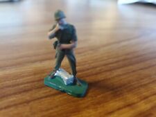 figurine militaire armée de