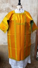 Chasuble Prêtre Vêtement Liturgique Religion Catholique Doré Jaune XXe