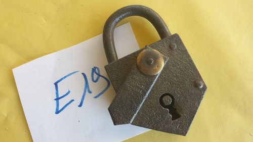 E19 très ancien cadenas en - très,