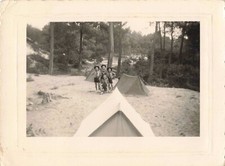 PHOTO ANCIENNE COLLECTION SCOUTISME GROUPE DE JEUNES SCOUTS EN UNIFORMES CAMPING