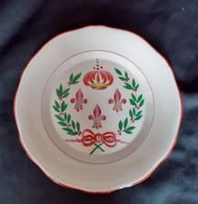 Assiette en faïence de St Clément décor fleurs de lys et couronne