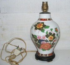 ANCIEN PIED DE LAMPE EN PORCELAINE SOCLE BOIS POTICHE DÉCOR ÉMAILLÉ FLEURS/B2937