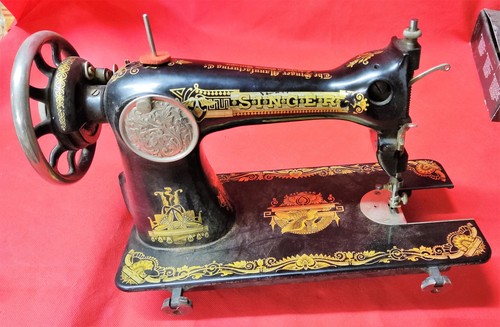 Ancienne machine coudre - à,
