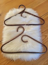 2 CINTRES EN BOIS ROTIN MARRON FONCÉ RANGEMENT PLACARD ARMOIRE VÊTEMENT VINTAGE 