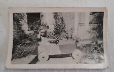 Rare Photo ancienne voiture à pédales jouet enfant tole 7.5x11.5 cm