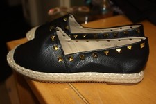 CHAUSSURES PLATES FEMME À ENFILER - NOIRES AVEC CLOUS EN LAITON - LOOK - POINTURE 38.