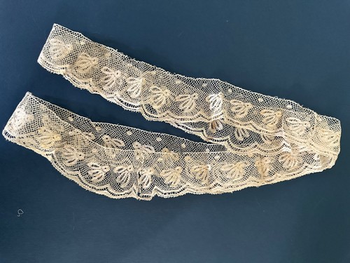 Grande dentelle ancienne faite