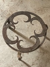 Ancien et très joli trépied de cheminée en fer forgé pour marmite