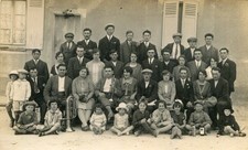 Carte PHoto d'un groupe à ETAMPES en 1910 Instruments de musique Bouteille
