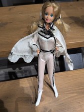 BARBIE  Poupée WESTERN   MATTEL Avec cape chapeau et bottes