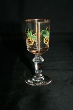 Verre émaillé à pied à