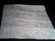 petite piece de tissu satiné blanc -- 60 x 62 cm