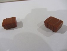 Accessoires Dinky Toys : deux malles fermées en plastique