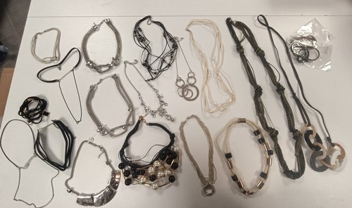 Lot revendeur colliers et - de,