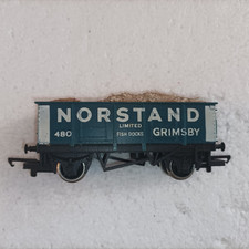 HORNBY RAILWAYS OO/HO R220 WAGON TOMBEREAU "NORSTAND" + CHARGE