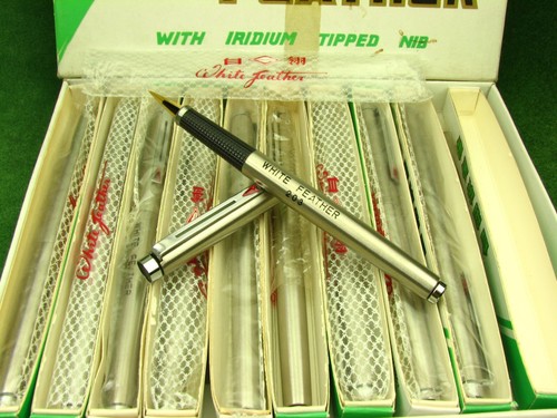 Vintage white feather - white,