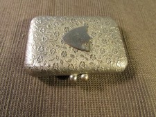 Ancienne petite boite en métal argenté, pour tampon encreur de voyage.