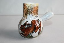 Petite verseuse en faïence terre de fer, décor chasse, lièvre, hauteur 11 cm