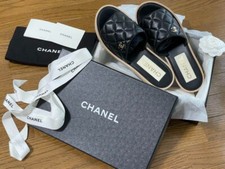 sandales matelassées noires