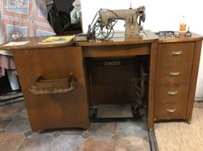 Ancienne machine à coudre singer  15B  - électrique et à pédale avec meuble