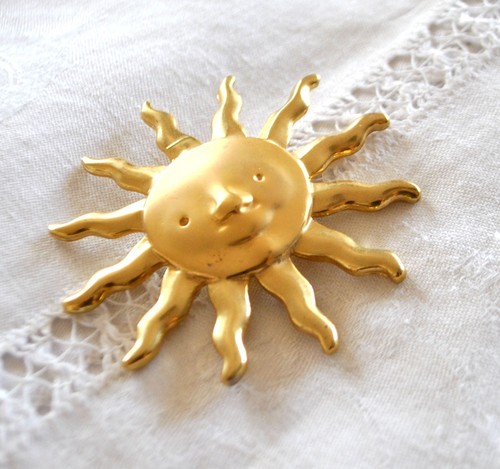 Broche astre soleil doré - , mat