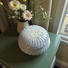 Boîte à bijoux / bonbonnière en porcelaine de Limoges, estampillée Porcelaine de