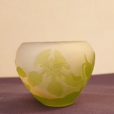 Ets GALLE, très joli vase en verre multicouche à décor de capucines