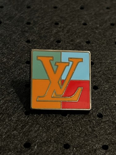 Pin luxe carré louis - luxe,