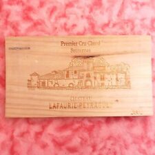 PLAQUE EN BOIS DE CAISSE A VIN CHATEAU LAFAURIE PEYRAGUEY 1er GRAND CRU 2002
