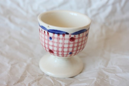Ancien coquetier sur - ancien, pied