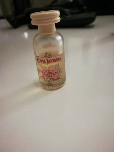 Bouteille miniature eau - bouteille, jeune