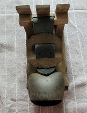 ANCIENNE CLOCHE DE CHEVRE OU VACHE SUR SUPPORT EN BOIS , LANIERE EN CUIR 