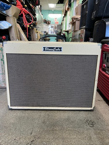 Roland blues cube - blues, artist