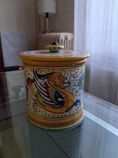 Pot couvert en céramique italienne Deruta  peinte à la main H 11 sur 10.