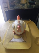 tirelire poule rigolote jaune pale et orange résine déco kitsch