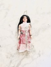 Petite Poupée En Porcelaine